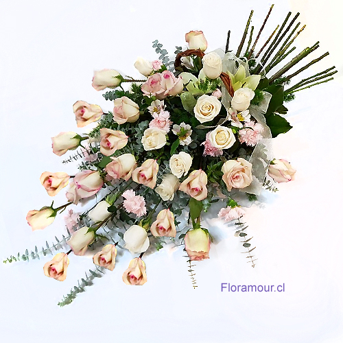 Hermoso arreglo en forma de ramo tendido con rosas y flores de complemento.
(S�lo Santiago)